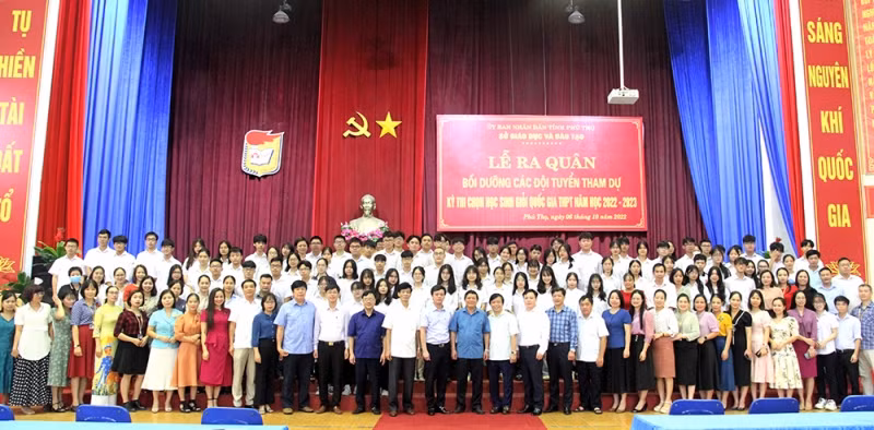 Lãnh đạo Sở GD&ĐT Phú Thọ chụp ảnh lưu niệm với giáo viên bồi dưỡng và học sinh tại lễ ra quân các đội tuyển dự thi HSG quốc gia