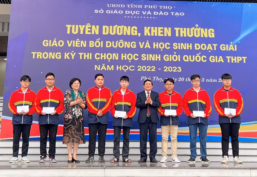 Lãnh đạo Sở GD&ĐT Phú Thọ và Hội Khuyến học tỉnh trao thưởng cho học sinh xuất sắc lọt vào vòng 2 thi chọn đội tuyển Quốc gia dự thi Olympic Quốc tế