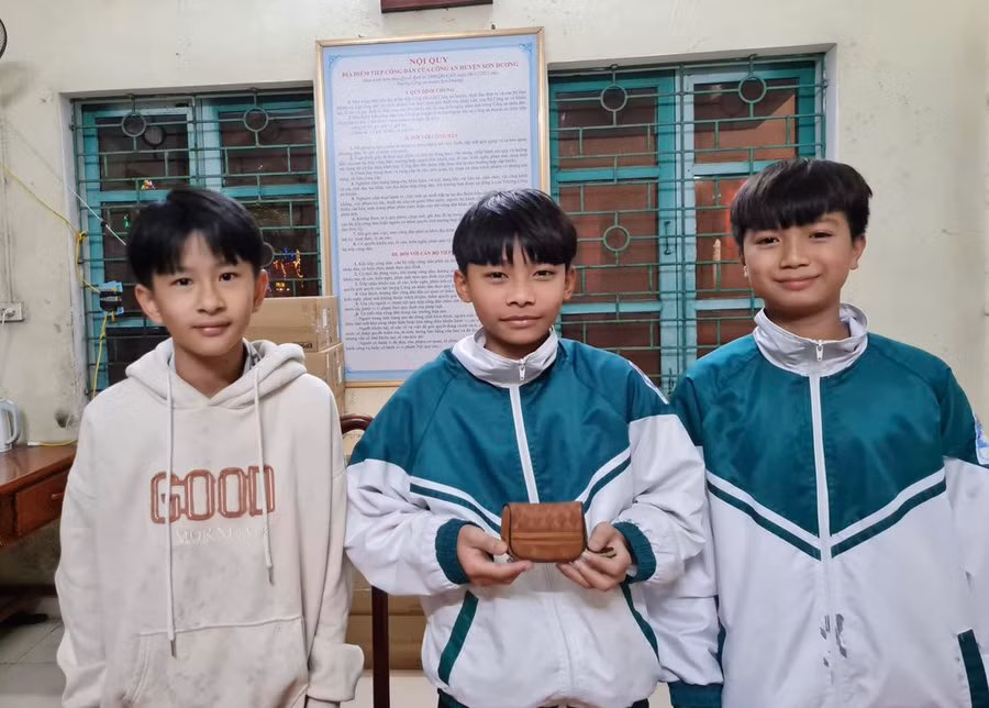 Các em học sinh nhặt được của rơi đến Công an trình báo để trả lại người mất. Ảnh: Công an huyện Sơn Dương. 