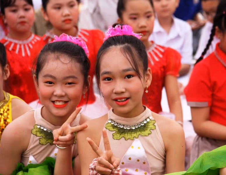 Học sinh hào hứng cổ vũ các tiết mục dự thi. Học sinh hào hứng cổ vũ các tiết mục dự thi.