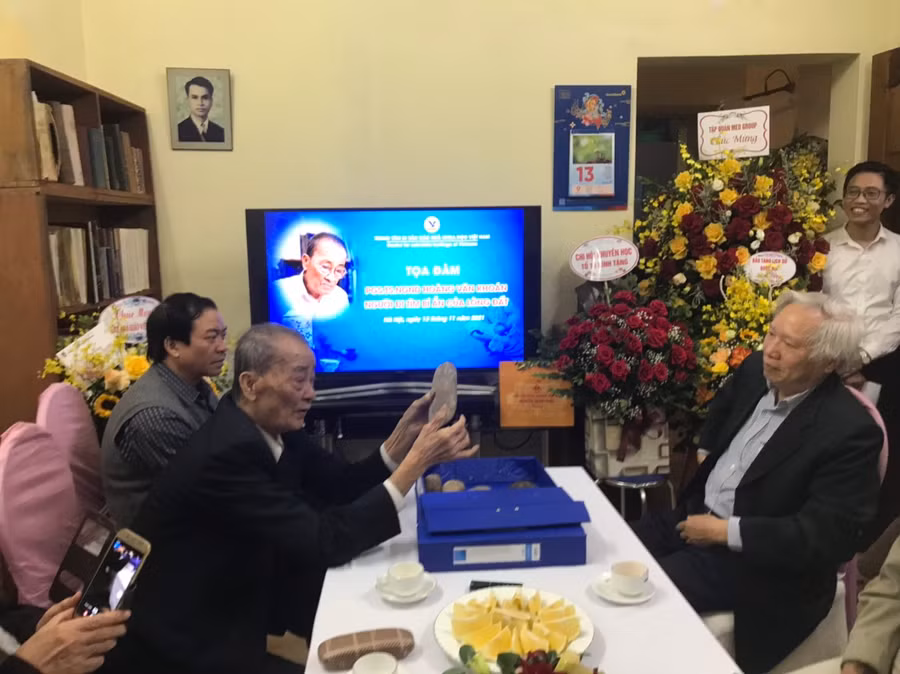 PGS.TS Hoàng Văn Khoán giới thiệu một trong những hiện vật trao tặng