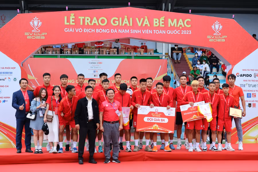 Các đội nhận giải thưởng tại lễ bế mạc SV Cup 2023. Ảnh: BTC.