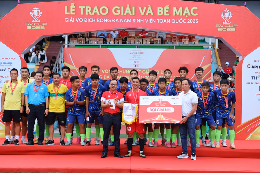 Các đội nhận giải thưởng tại lễ bế mạc SV Cup 2023. Ảnh: BTC.