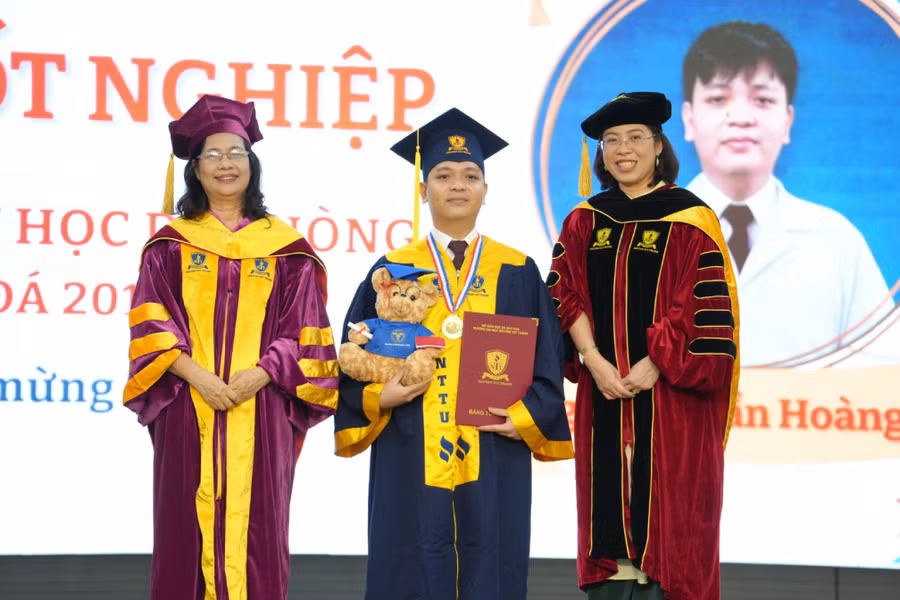 Sinh viên nhận bằng tốt nghiệp bác sĩ Y học dự phòng. Ảnh: Nga Nguyễn