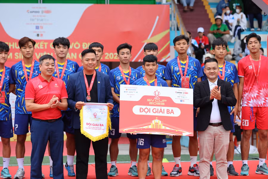 Các đội nhận giải thưởng tại lễ bế mạc SV Cup 2023. Ảnh: BTC.