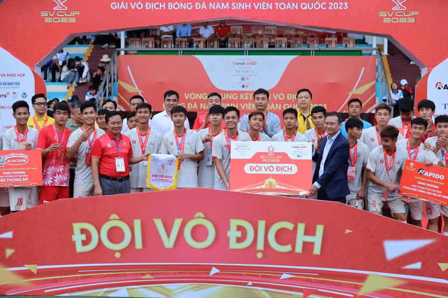 Các đội nhận giải thưởng tại lễ bế mạc SV Cup 2023. Ảnh: BTC.