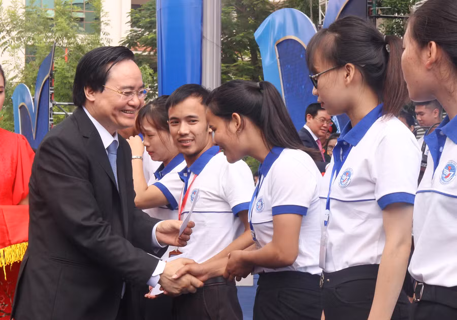 Bộ trưởng Phùng Xuân Nhạ trao học bổng cho sinh viên trường ĐH Vinh có thành tích xuất sắc