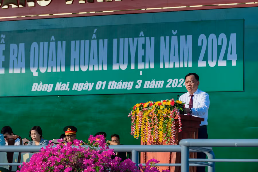 Quyền Chủ tịch UBND tỉnh Đồng Nai Võ Tấn Đức phát biểu tại lễ ra quân. (Ảnh: Phúc Minh)