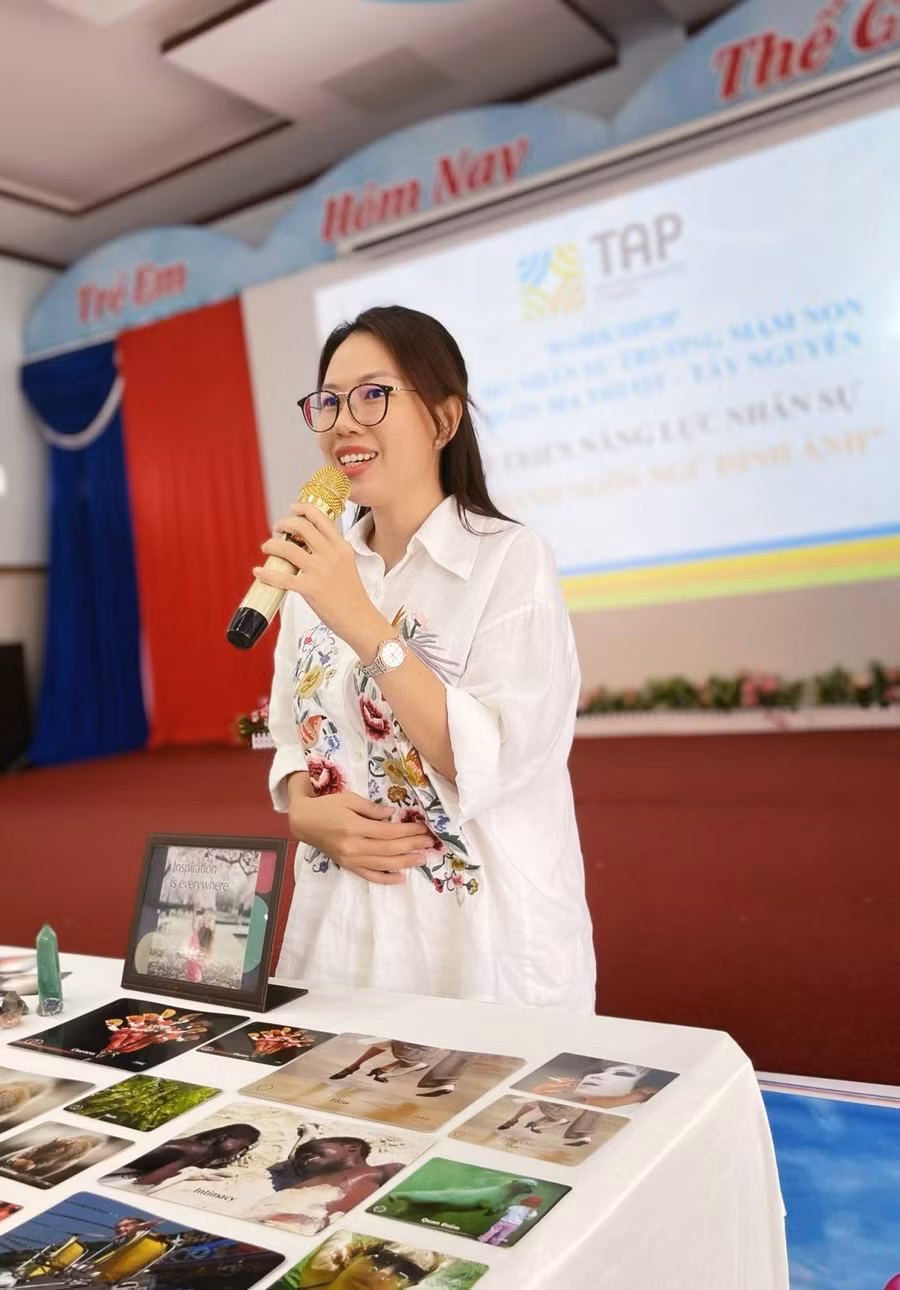 Nhà giáo dục Tùy Anh thuyết trình tại Hội thảo Giáo dục Mầm non. Ảnh: NTCC. Nhà giáo dục Tùy Anh thuyết trình tại Hội thảo Giáo dục Mầm non. Ảnh: NTCC.
