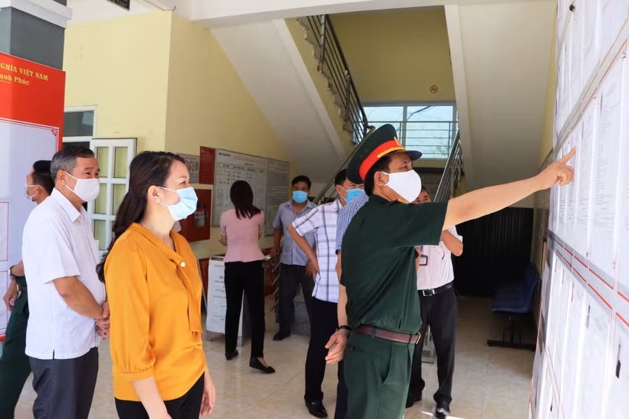 Đại tá Lê Văn Diện - Ủy viên Ban Thường vụ Tỉnh ủy, Chỉ huy trưởng Bộ chỉ huy Quân sự tỉnh Thanh Hóa kiêm tra công tác chuẩn bị bầu cử tại huyện Quan Hóa.