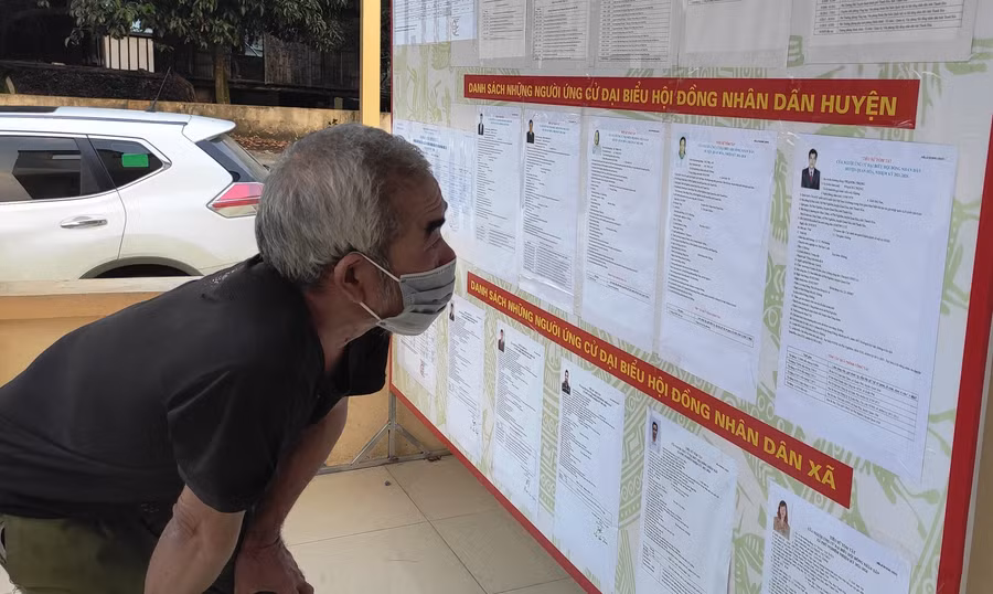 Cử tri ở huyện Quan Hóa (Thanh Hóa) xem danh sách ứng cử viên đại biểu Quốc hội và HĐND các cấp (nhiệm kỳ 2021-2026) tại nơi niêm yết.