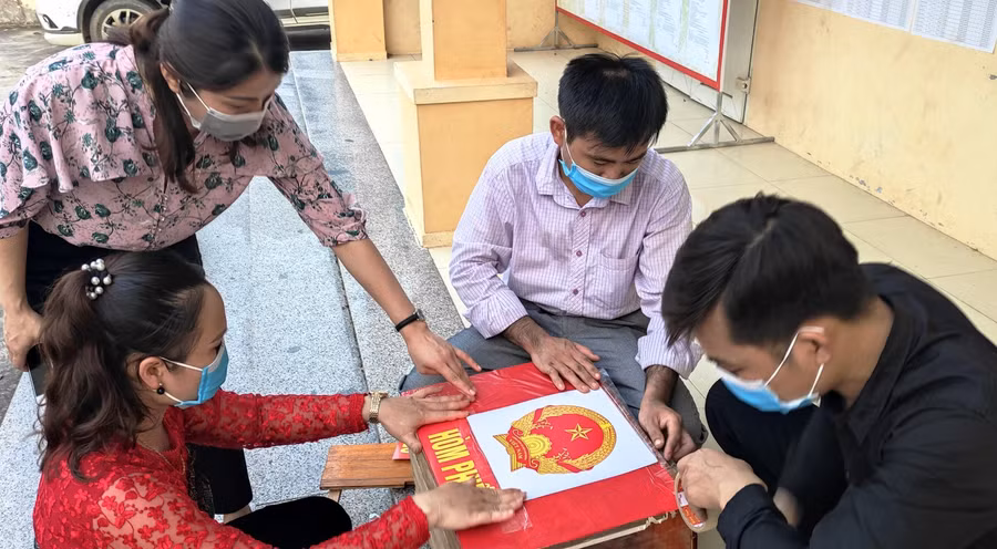 Chuẩn bị hòm phiếu.