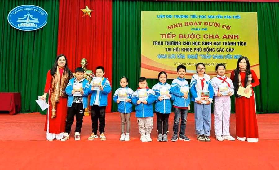 Trường Tiểu học Nguyễn Văn Trỗi (TP Thanh Hóa) trao thưởng những học sinh đạt thành tích cao trong Hội khỏe Phù đổng. Ảnh: NTCC