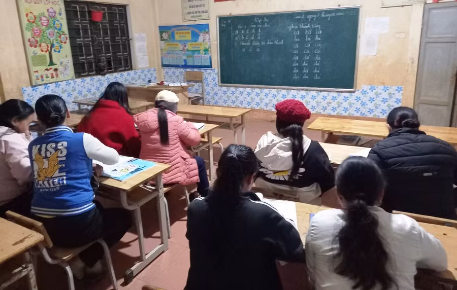Qua 3 tháng học, hầu hết học viên của lớp đều đã biết đọc, biết viết. Ảnh: NG.Đ.