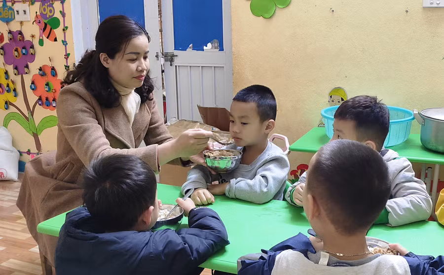 Cô giáo chăm sóc trẻ ở Trường Mầm non Phú Xuân, huyện Quan Hóa. Ảnh: TL