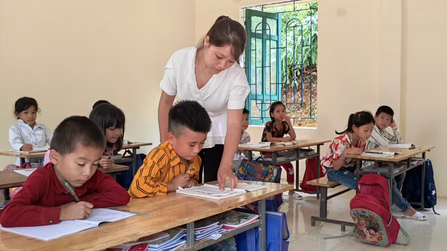Cô và trò ở điểm lẻ bản Phá - Trường Tiểu học và THCS Tam Văn (Lang Chánh, Thanh Hóa). Ảnh: TL