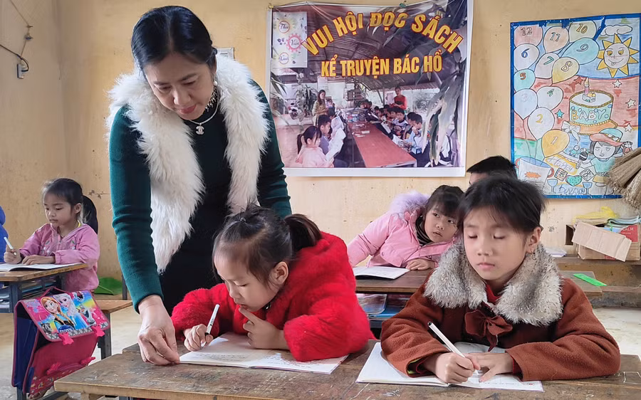 Cô và trò ở điểm lẻ Tân Sơn - Trường Tiểu học Thanh Xuân (Quan Hóa, Thanh Hóa). Ảnh; TL.