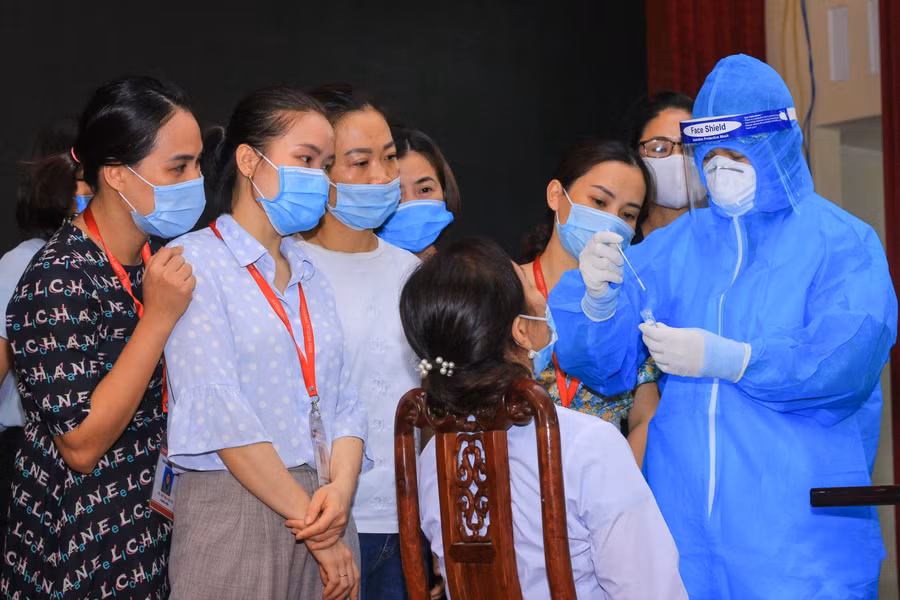Trường ĐH Y khoa Vinh tập huấn cho cán bộ, giảng viên tham gia tuyến đầu chống dịch.