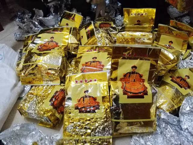 Ma túy đá được đóng gói như gói chè, in chữ nước ngoài Ma túy đá được đóng gói như gói chè, in chữ nước ngoài