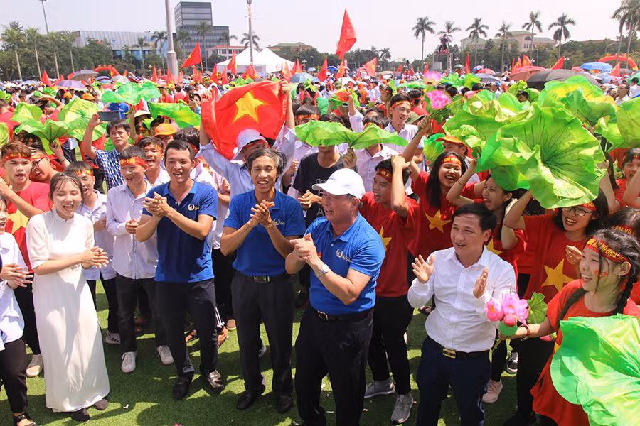 Các thầy cô giáo cùng các bạn đã làm bùng nổ Quảng trường Hồ Chí Minh sau chiến thắng của Thế Trung. Các thầy cô giáo cùng các bạn đã làm bùng nổ Quảng trường Hồ Chí Minh sau chiến thắng của Thế Trung.