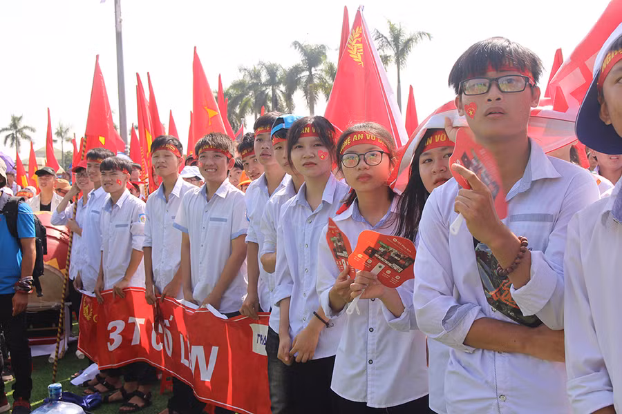 Các bạn ở đầu cầu Nghệ An nín thở trước câu hỏi quyết định ở phần thi Về đích Các bạn ở đầu cầu Nghệ An nín thở trước câu hỏi quyết định ở phần thi Về đích