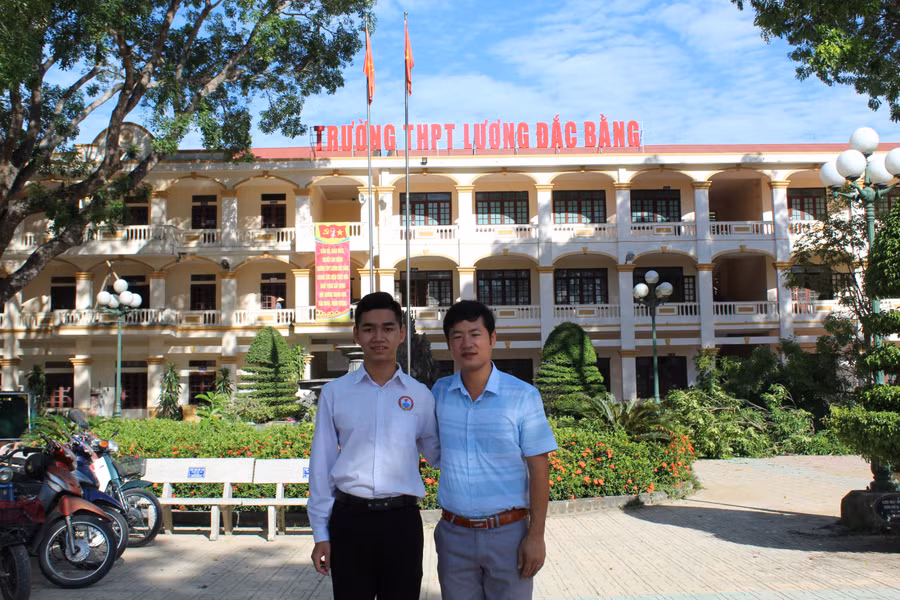Nguyễn Minh Tú cùng thầy giáo chủ nhiệm Lê Đình Thắng.
