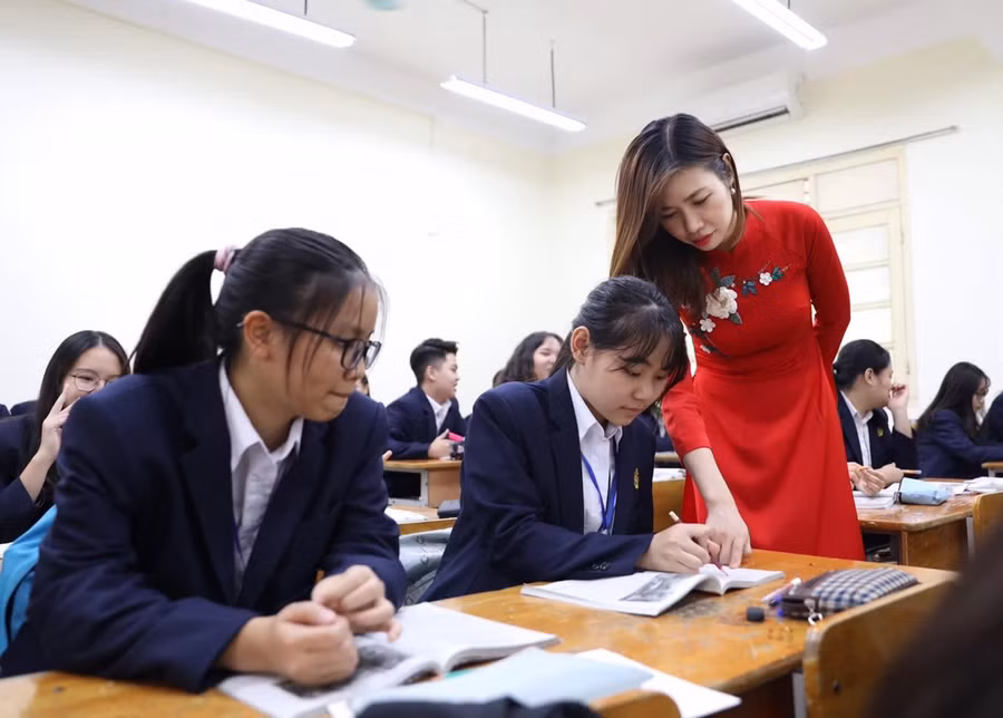 Cô và trò trường THPT Việt Đức