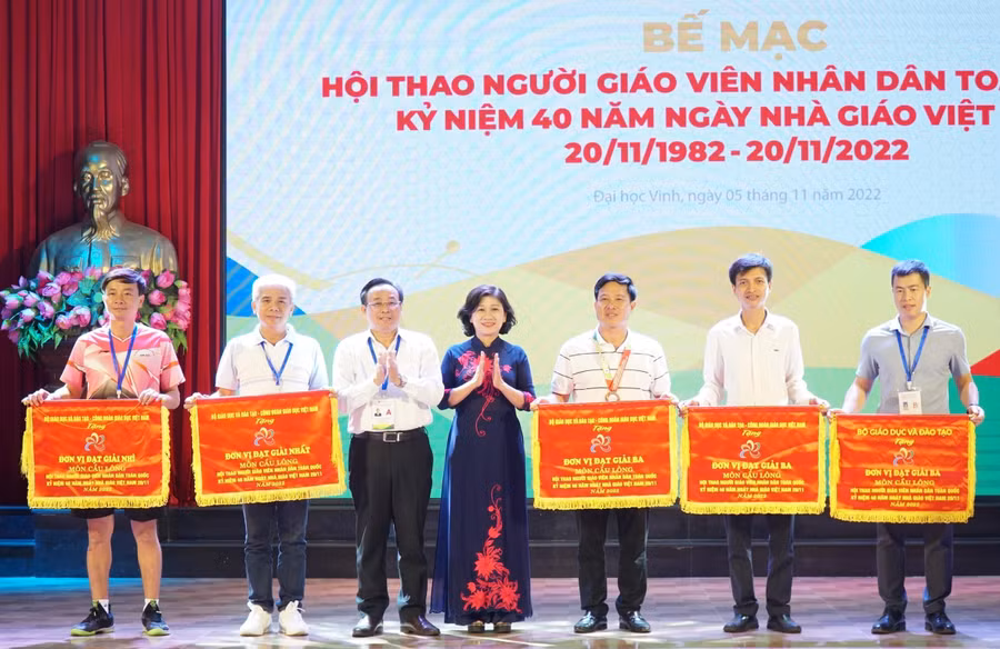 Ban tổ chức trao giải Nhất, Nhì, Ba toàn đoàn môn thi đấu Cầu lông.