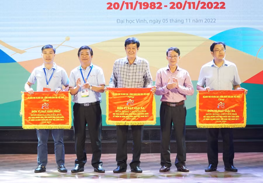 Ban tổ chức trao giải Nhất, Nhì, Ba toàn đoàn môn thi đấu bóng chuyền hơi nam nữ tại Hội thao.