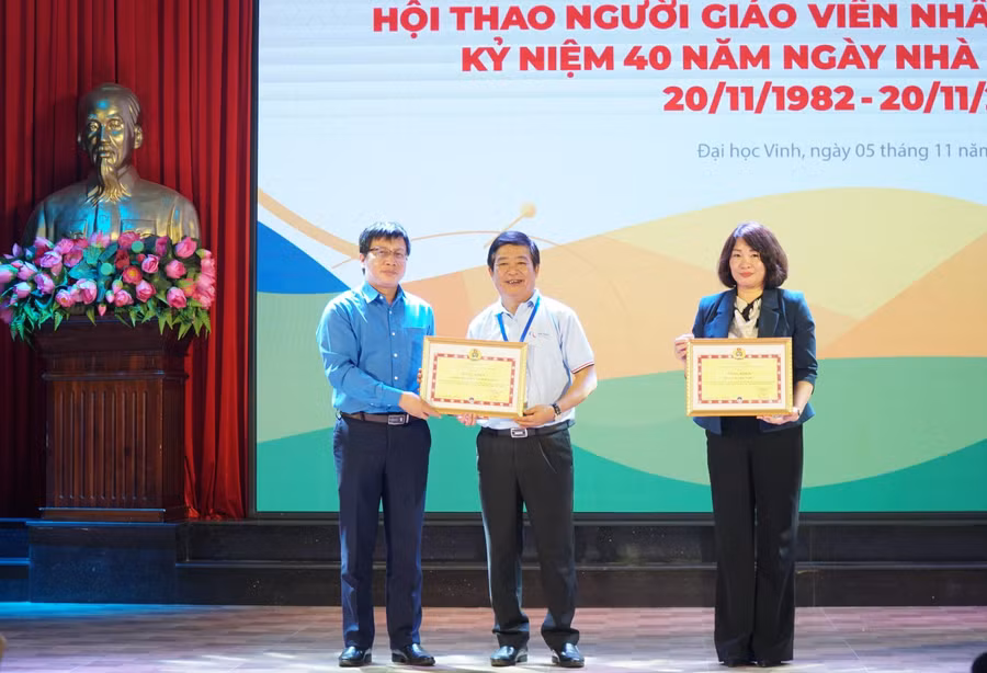 Ông Nguyễn Ngọc Ân – Chủ tịch Công đoàn Giáo dục Việt Nam tặng Bằng khen cho 2 đơn vị đăng cai tổ chức Hội thao năm 2022 là Trường ĐH Vinh và Sở GD&amp;ĐT Nghệ An.
