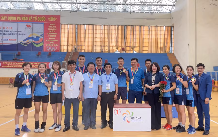 Đoàn Sở GD&amp;ĐT Nghệ An giành Huy chương Vàng môn thi đấu bóng chuyền hơi nam nữ tại Hội thao.