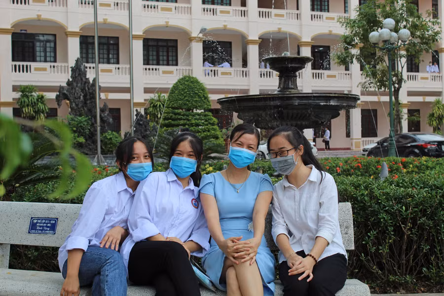 Cô Lê Thị Thanh (thứ 3 từ trái qua) và học trò sau giờ lên lớp.