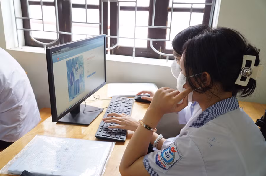 Theo các nhà trường, trong quá trình thao tác các bước đăng ký tuyển sinh trực tuyến, học sinh thường cần trợ giúp về các lỗi đăng nhập, nghẽn mạng... Ảnh: Hồ Lài.