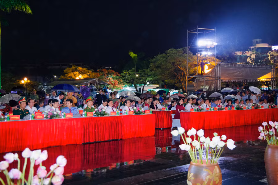 Các đại biểu trung ương, địa phương và đông đảo quần chúng nhân dân tham dự lễ khai mạc Lễ hội Làng Sen năm 2023 tại Quảng trường Hồ Chí Minh.