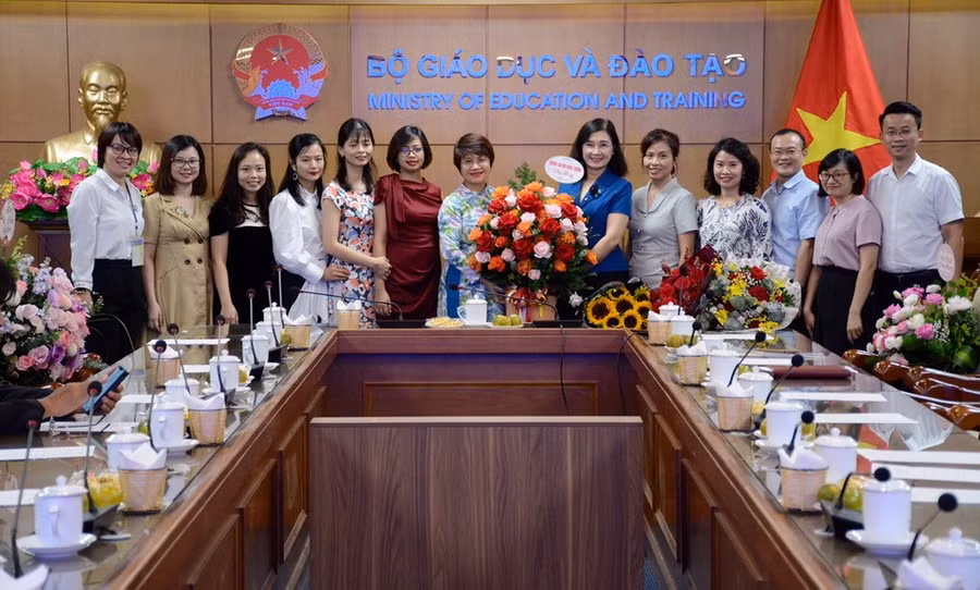 Đại diện các đơn vị chúc mừng tân Vụ trưởng Vụ Giáo dục Đại học