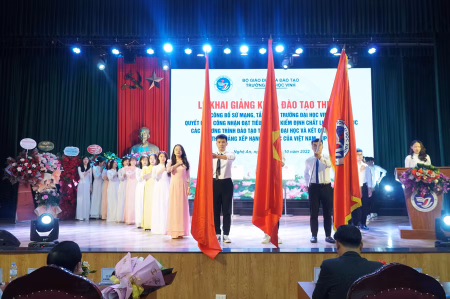 Tân sinh viên khóa 63 Trường ĐH Vinh tuyên thệ trong lễ khai giảng năm học mới 2022-2023.