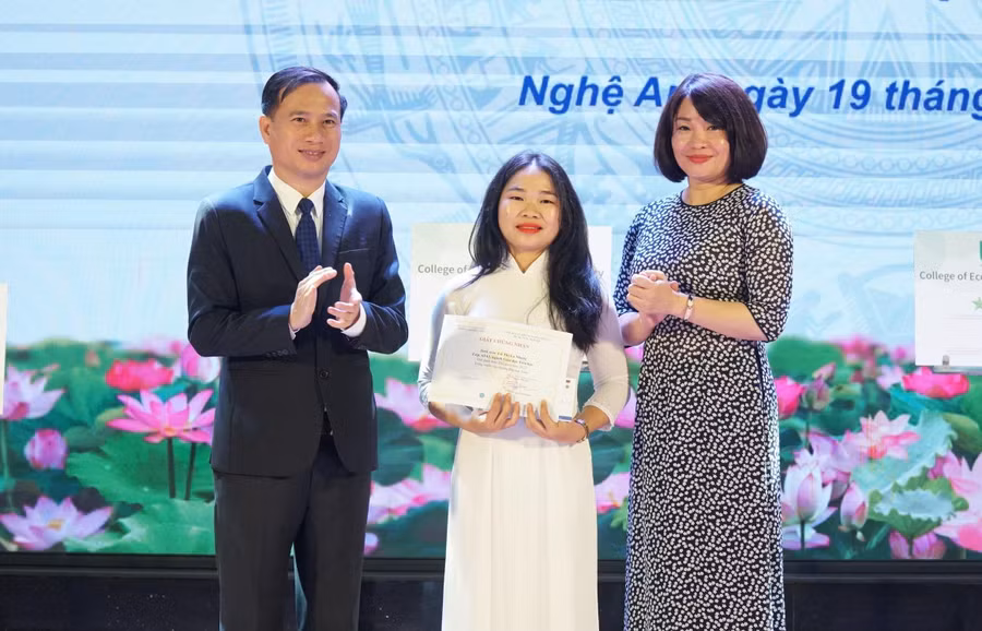 Trường ĐH Vinh khen thưởng sinh viên Lữ Thị Ngân Nhung - thủ khoa đầu vào khóa đào tạo 63 của nhà trường. Trường ĐH Vinh khen thưởng sinh viên Lữ Thị Ngân Nhung - thủ khoa đầu vào khóa đào tạo 63 của nhà trường.