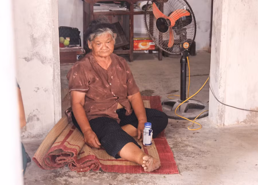 Bà Dụ ngồi bất động, hóa đá khi mất con trai, 2 cháu nội, 1 cháu ngoại