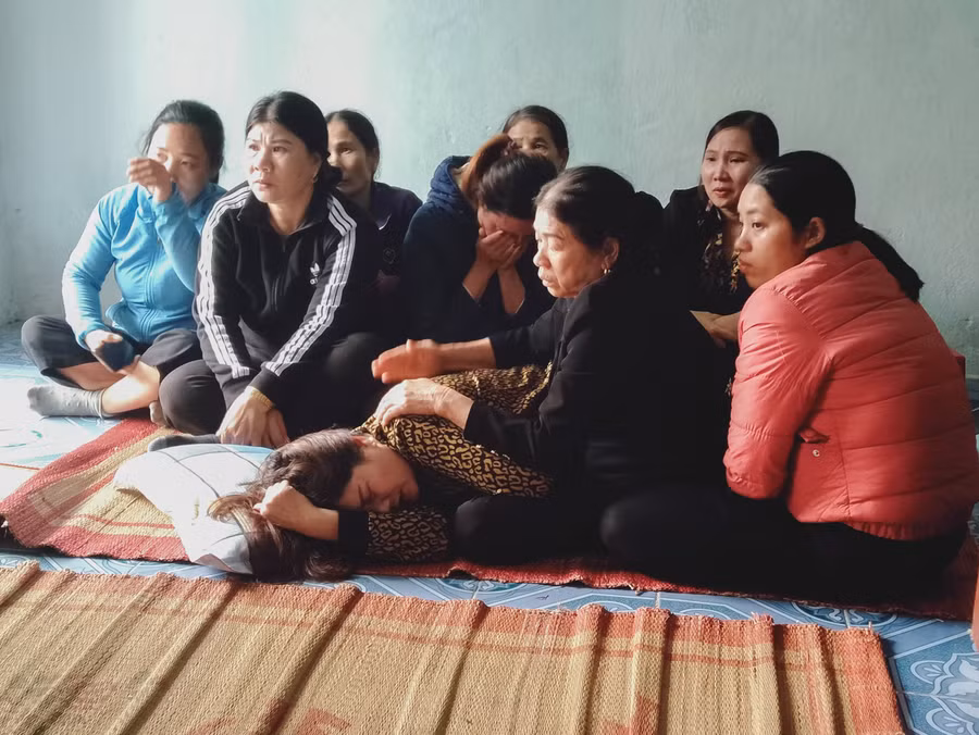 Chị Đào Thị Bích nằm lả trong tay người thân, hàng xóm.