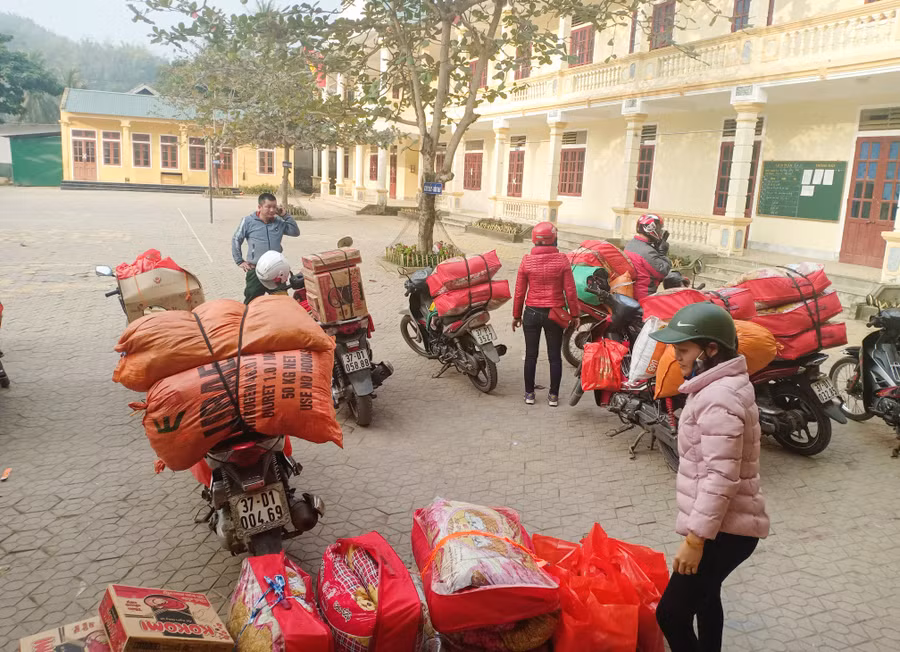 Quà tết gồm chăn ấm, bánh kẹo và mì chính... hết sức thiết thực cho gia đình học sinh Quà tết gồm chăn ấm, bánh kẹo và mì chính... hết sức thiết thực cho gia đình học sinh