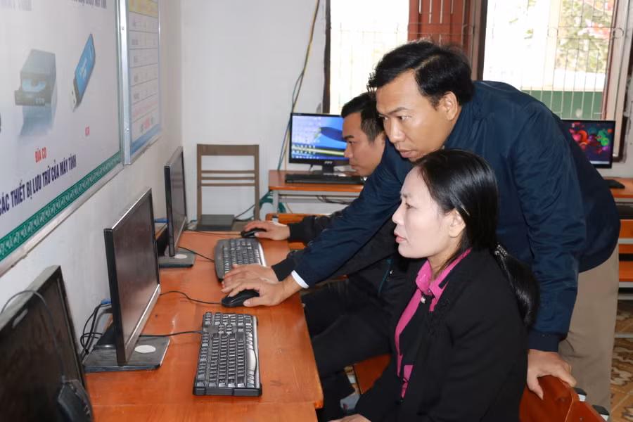 Trong thời gian học sinh nghỉ học, các giáo viên tổ chức ôn tập cho học sinh qua các phần mềm trực tuyến