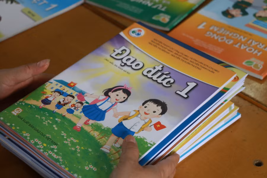 Một giáo viên huyện Kỳ Sơn, Nghệ An bị kỷ luật khiển trách do đăng tin sai lệch trong buổi làm việc đọc và lựa chọn SGK lớp 1 mới
