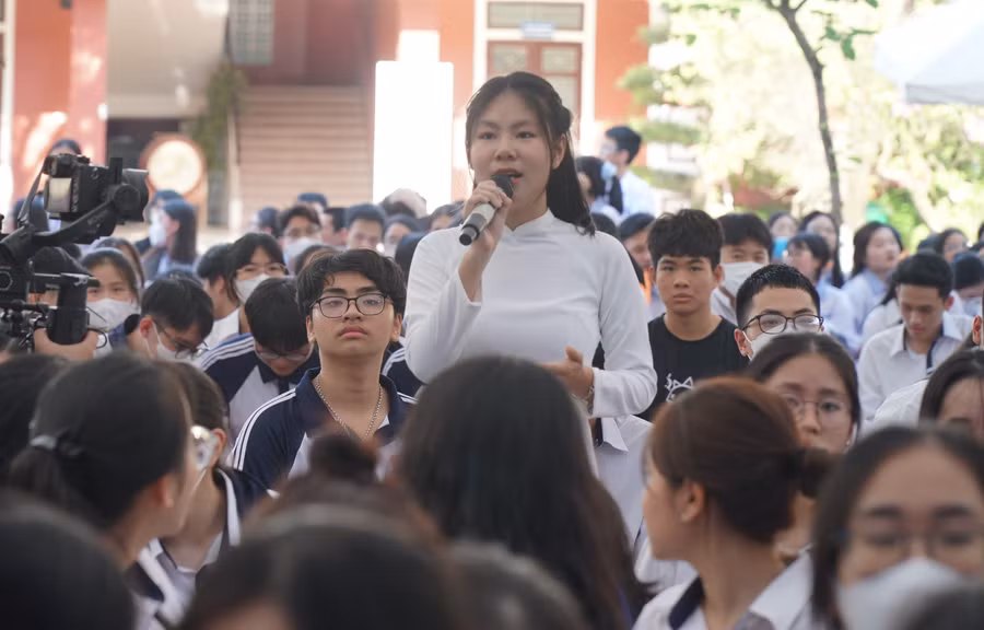 Học sinh Trường THPT Huỳnh Thúc Kháng chia sẻ câu chuyện thật là "người trong cuộc" của vấn đề bạo lực học đường. Ảnh: Hồ Lài. Học sinh Trường THPT Huỳnh Thúc Kháng chia sẻ câu chuyện thật là "người trong cuộc" của vấn đề bạo lực học đường. Ảnh: Hồ Lài.