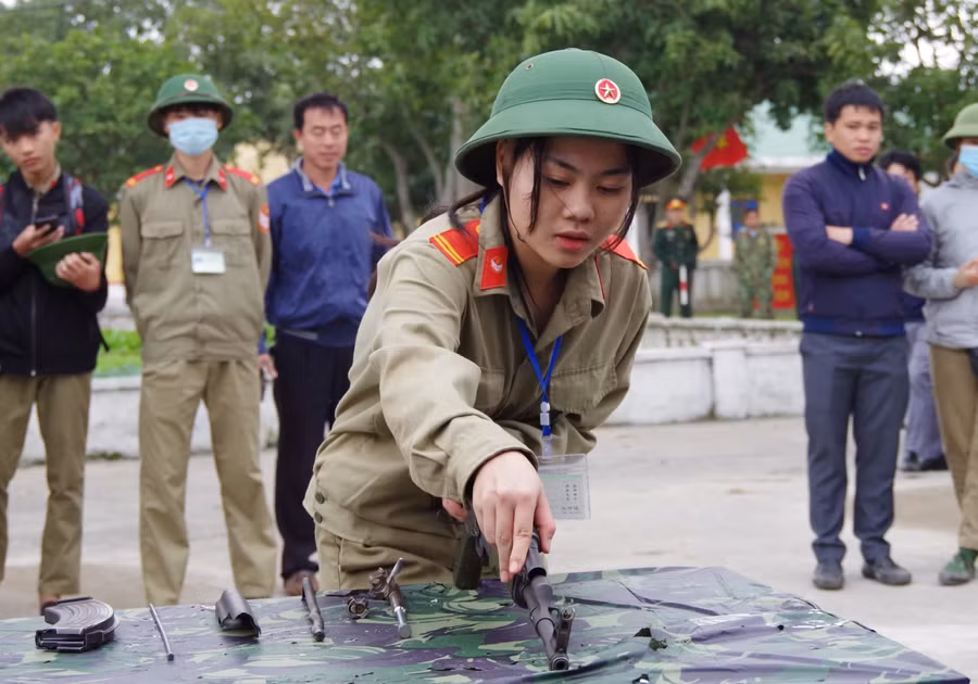 Học sinh tham gia phần thi tháo lắp súng tiểu liên AK