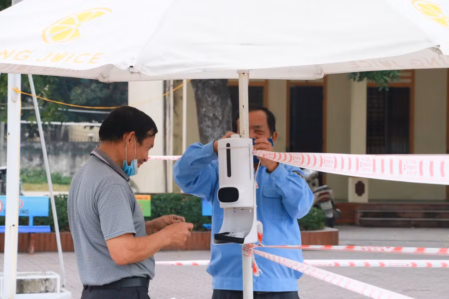 Nhiều trường học lắp máy phun dung dịch rửa tay sát khuẩn tự động ngay cổng. Hiện dịch bệnh tại TP Vinh, Nghệ An được kiểm soát, tỷ lệ người dân tiêm vắc xin đủ 2 mũi và học sinh tiêm vắc xin 1 mũi đạt khá cao. Tuy nhiên, công tác phòng dịch ở các nhà trường đang được đặt lên cao nhất, ưu tiên đảm bảo an toàn cho học sinh, giáo viên.