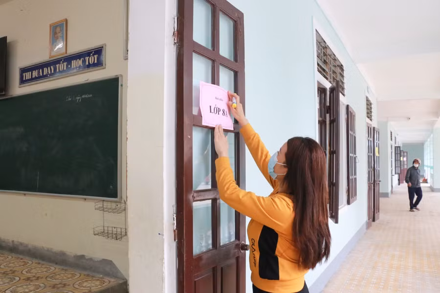 Theo sắp xếp của Trường THCS Trường Thi, học sinh khối 7, 9 học buổi sáng còn khối 6,8 sẽ học buổi chiều. Để đảm bảo giãn cách, các lớp học cũng được phân chia, bố trí lại.