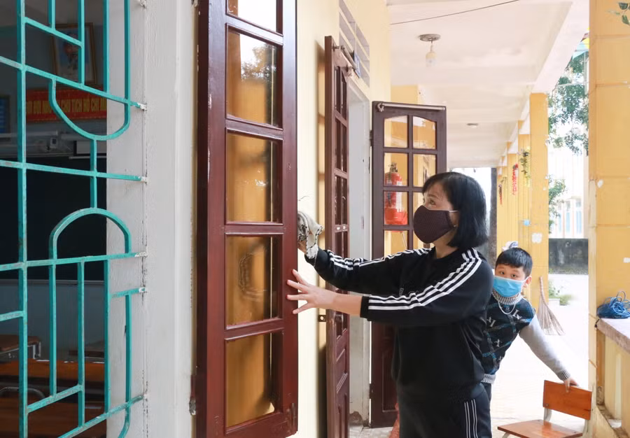 Trước khi học sinh quay trở lại, công tác vệ sinh, khử khuẩn được nhà trường khẩn trương, nhanh chóng hoàn tất.