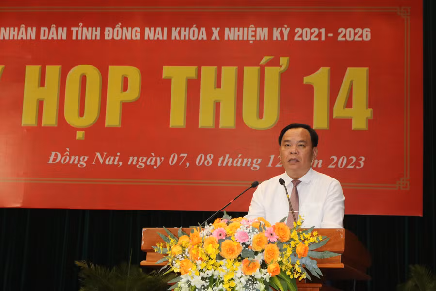 Quyền Chủ tịch UBND tỉnh Võ Tấn Đức báo cáo tại kỳ họp. (Ảnh: Hoàng Phúc).