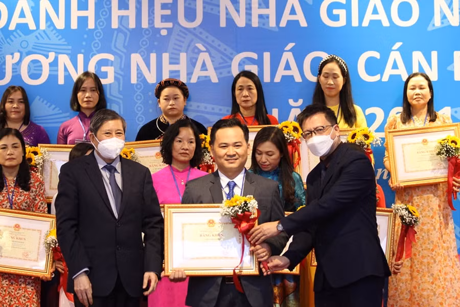 TS. Nguyễn Ngọc Ân (hàng đầu bên phải) và ông Trần Thanh Hải (hàng đầu bên trái) trao Bằng khen