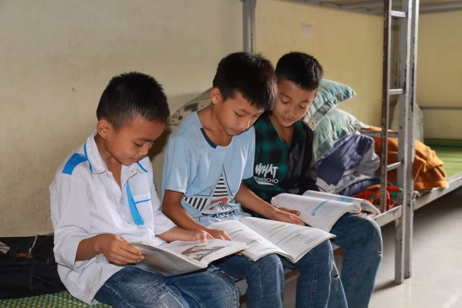 Học sinh huyện miền núi Kỳ Sơn, Nghệ An ở bán trú tại trường để đi học.